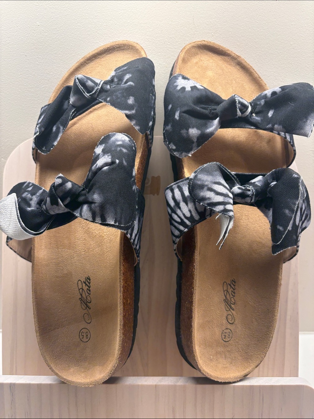Knot-Detail Tie-Dye Slide Sandals in Black and White
